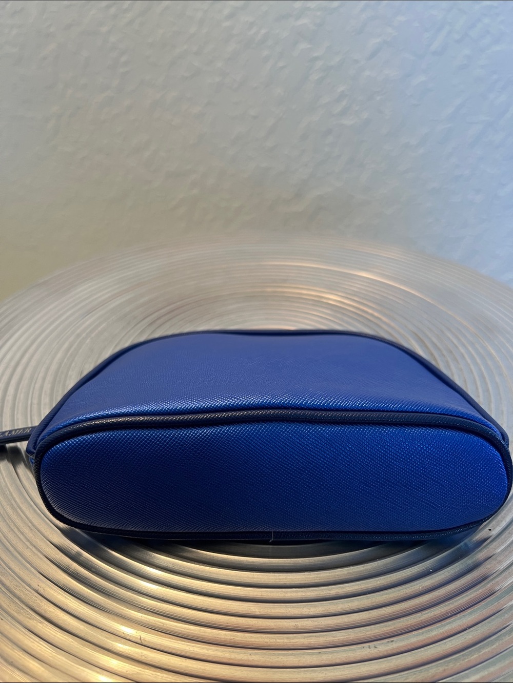 Woman’s LAMER Blue Leather Travel Pouch - Picture 5 of 6